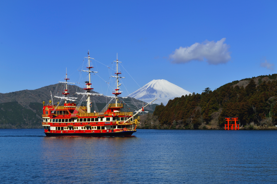 海賊船と富士山
