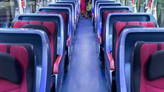 チェンマイ行きソンバットツアーのバス座席1