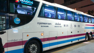 チェンマイ行きソンバットツアーのバス2